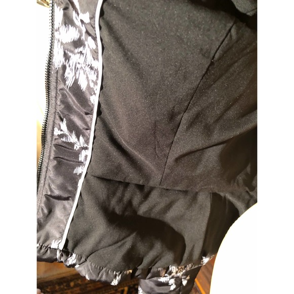 WHITE/BLACK Black and White Puffer Jacket.  New Condition.  Size Small - Picture 5 of 8